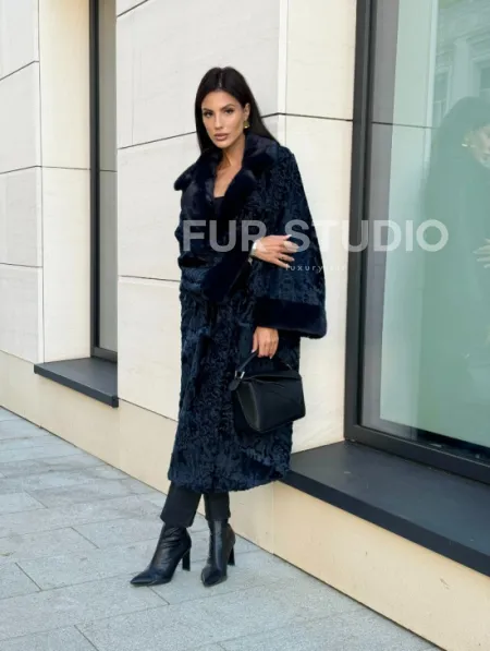 Шуба из каракуля Indigo Blue с отделкой из меха норки, фасон кокон - фото 8