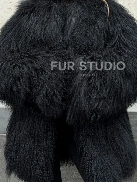Черная шуба из ламы V-образный вырез - фото 1