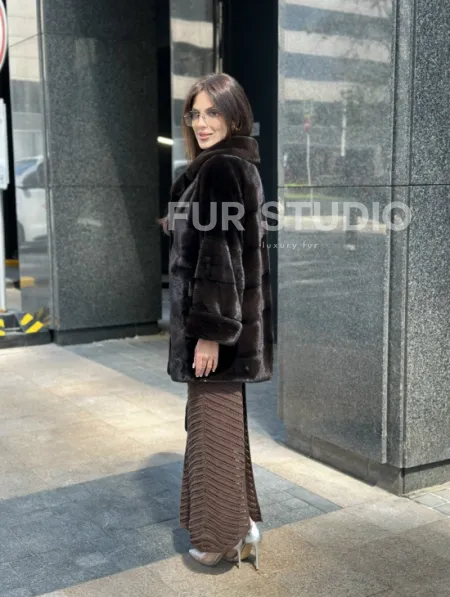 Укороченная норковая шуба в цвете шоколад - фото 7
