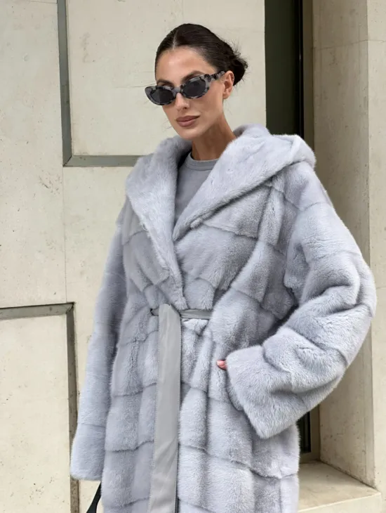 Эффектное пальто - шуба с капюшоном из меха голубой норки - фото 1