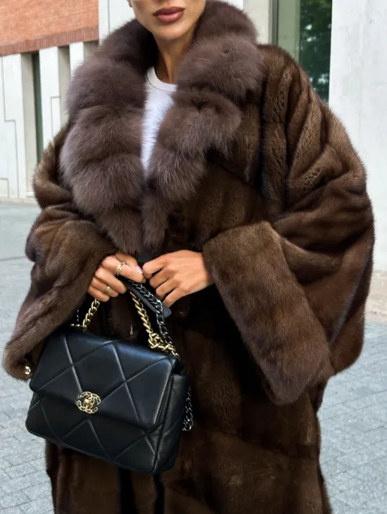 Шуба из меха норки с воротником из куницы - цвет соболь - фото 1