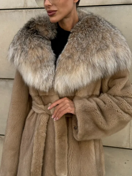 Шуба из норки Caramel с капюшоном из меха рыси - фото 3