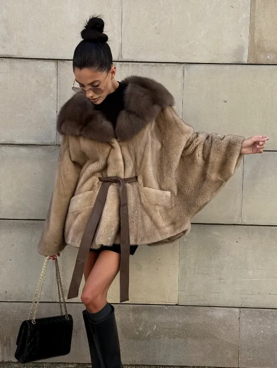 Шуба из аукционного меха норки NAFA MINK с капюшоном из куницы - фото 0