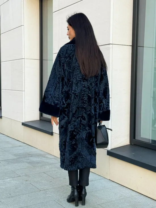 Шуба из каракуля Indigo Blue с отделкой из меха норки, фасон кокон - фото 4