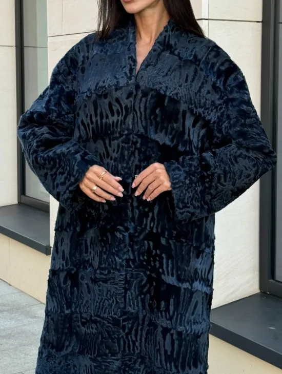 Пальто из меха каракуля с V-образным воротником, цвет Indigo Blue - фото 3