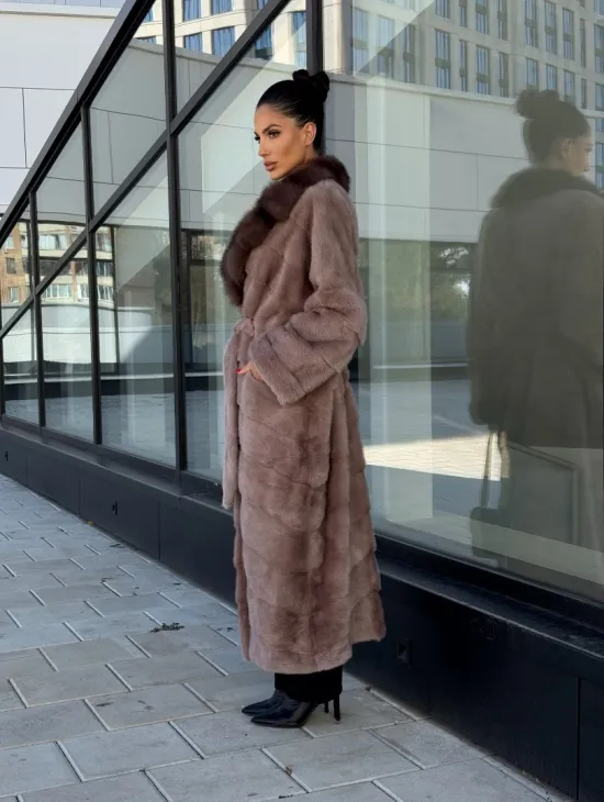 Длинная шуба из норки с воротником из меха куницы - цвет пыльная роза - фото 9