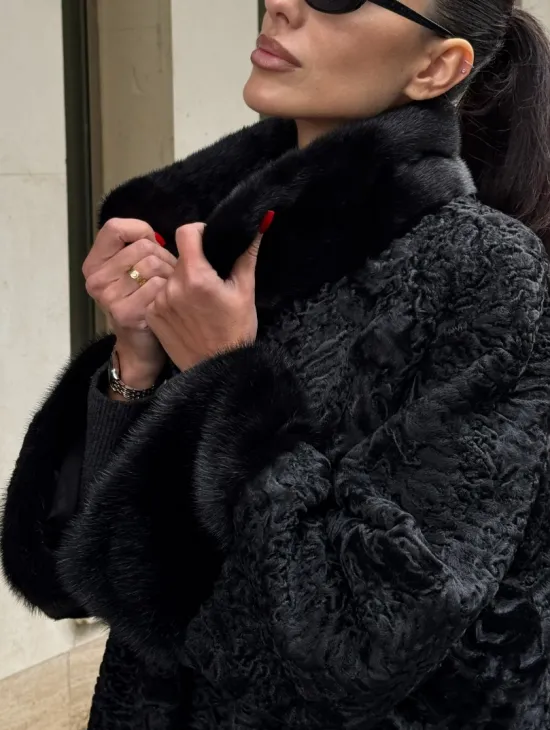 Черное полупальто из меха каракульчи, стойка воротник и манжет из норки - фото 1