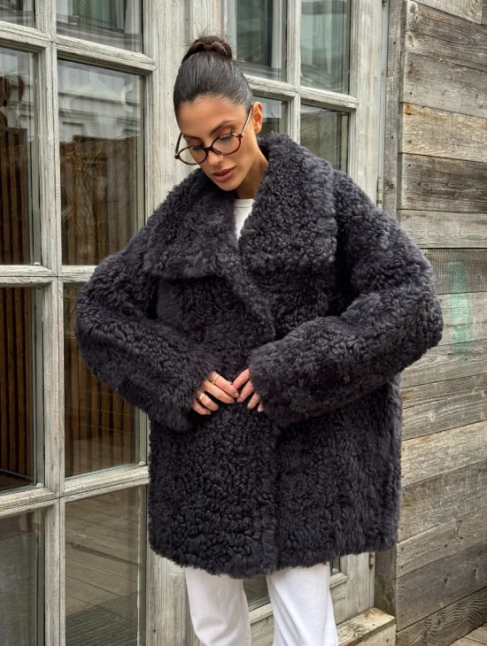 Стильный полушубок из натурального меха тиградо с большим отложным воротником - цвет графит - фото 5