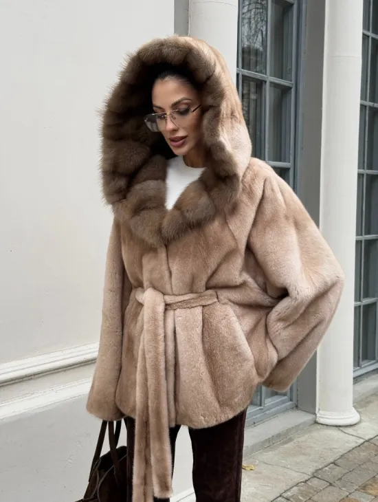 Шуба - пончо под пояс из плюшевой норки с капюшоном из меха куницы - фото 9