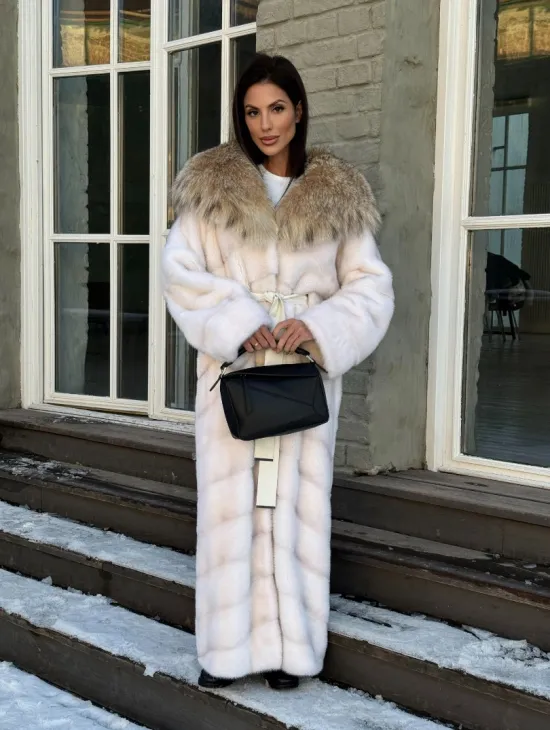 Белая длинная норковая шуба - кимоно с капюшоном из меха рыси - фото 10