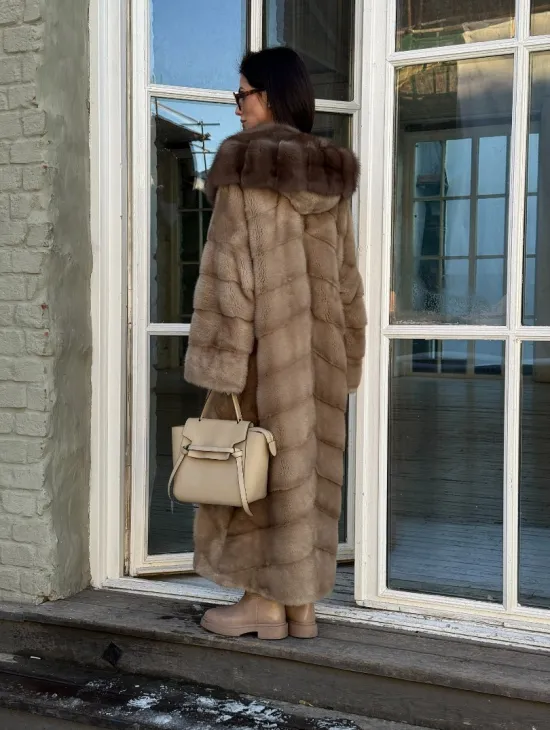 Женская удлиненная норковая шуба в цвете пастель с капюшоном из меха куницы - фото 5