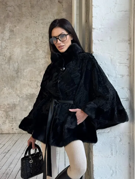 Женское меховое манто из меха каракульчи с отделкой из норки - фото 0