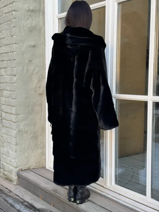 Шуба кимоно с капюшоном черного цвета из скандинавской норки Saga Furs - фото 3