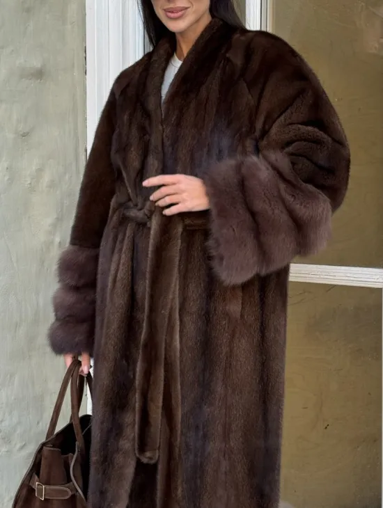 Женская норковая шуба с манжетами из роскошного меха куницы - фото 1