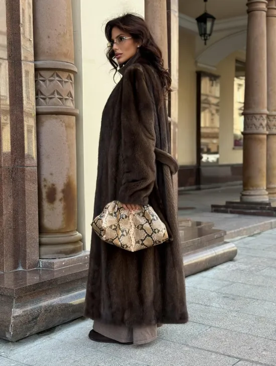 Модная длинная норковая шуба «зима 2025» из скандинавской норки - цвет орех - фото 5