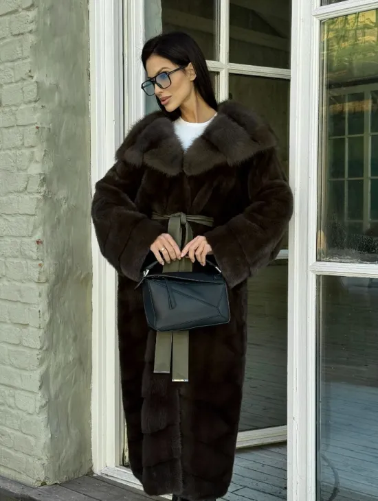 Длинная норковая шуба с капюшоном из меха куницы - цвет темный хаки - фото 5