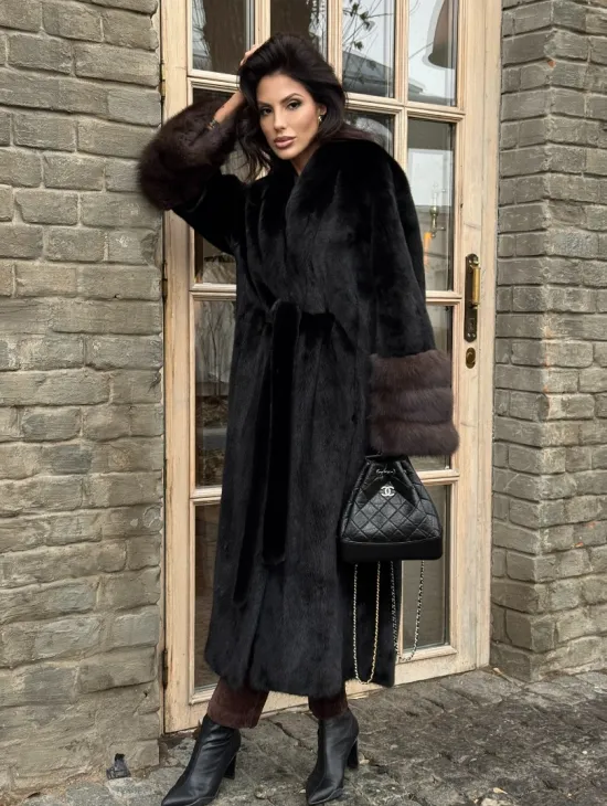 Шикарная черная норковая шуба с меховыми манжетами из куницы - фото 0