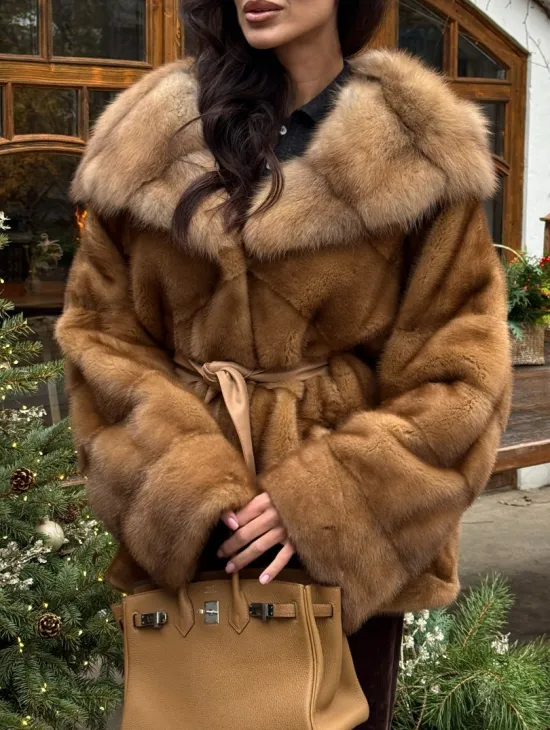 Норковое пончо-шуба в цвете золото с меховым капюшоном из куницы - фото 1