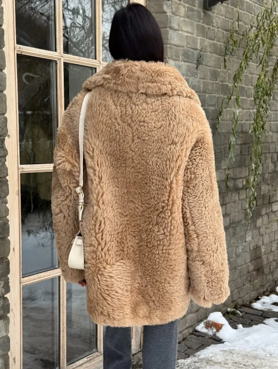 Шуба - дубленка из овчины в бежевом цвете - фото 4