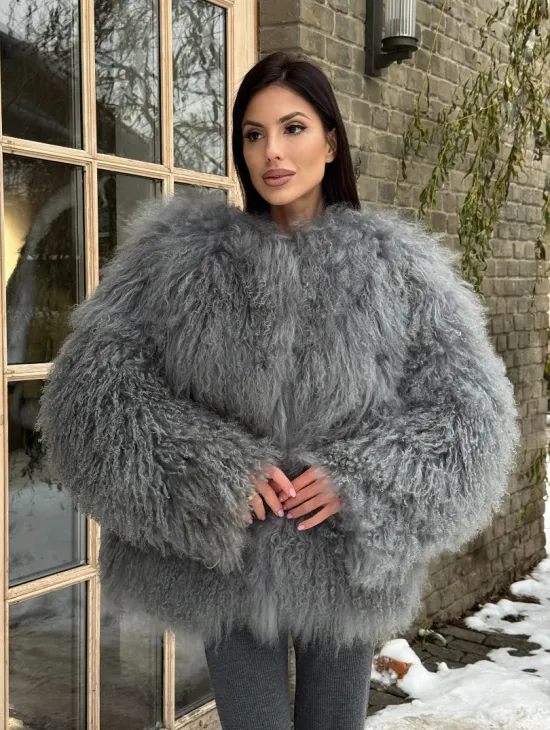 Шуба из меха ламы серого цвета - фото 10