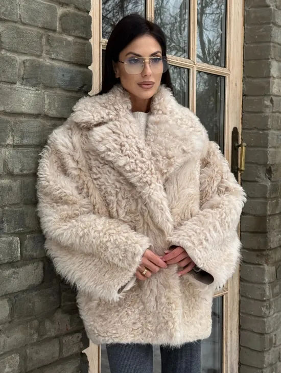 Светлая короткая шуба из испанской овчины - фото 0