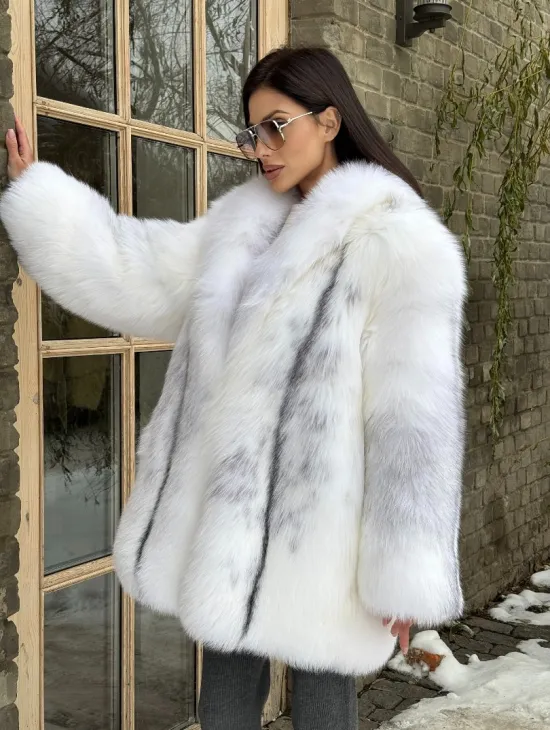 Шуба из меха белой крестовой лисы с воротником шаль, цельные пластины - фото 9