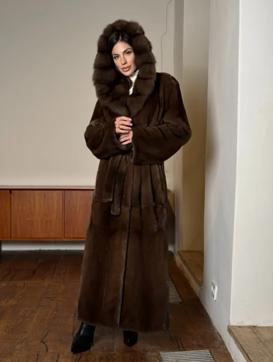 Длинная норковая шуба прямого кроя с меховым поясом и капюшоном из меха куницы - фото 11