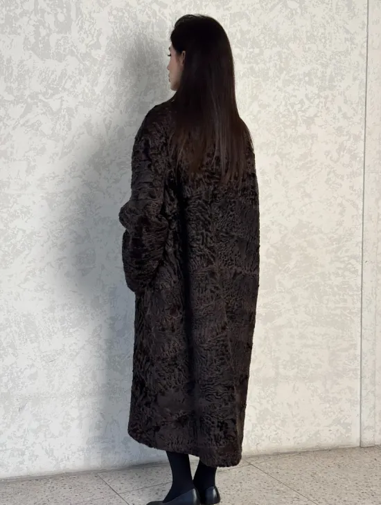 Шуба длинная из меха каракульчи в натурально-коричневом цвете - фото 6