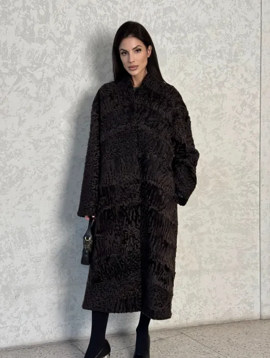Шуба длинная из меха каракульчи в натурально-коричневом цвете - фото 17