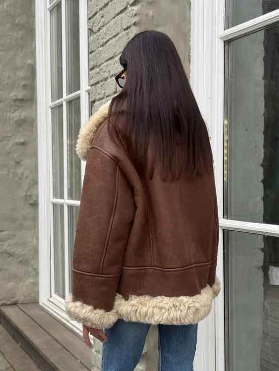 Коричневая женская дубленка с воротником «Челси» из овчины тиградо - фото 9