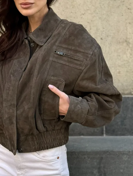 Модная винтажная универсальная укороченная куртка-бомбер из натуральной кожи (замши) - фото 3
