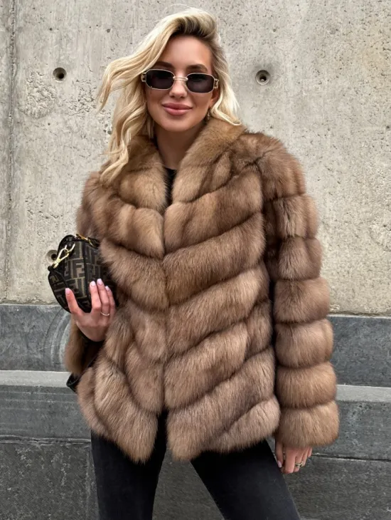 Полушубок из куницы с V-образным воротником - фото 2