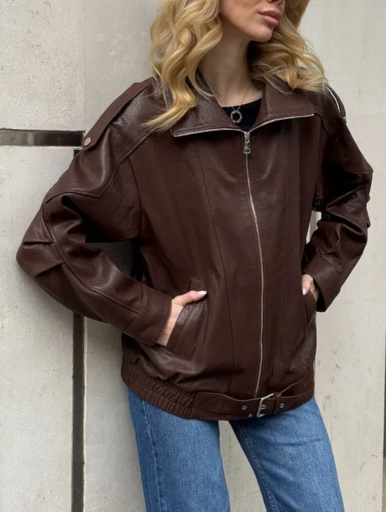 Коричневая кожаная курточка - бомбер на молнии - фото 3