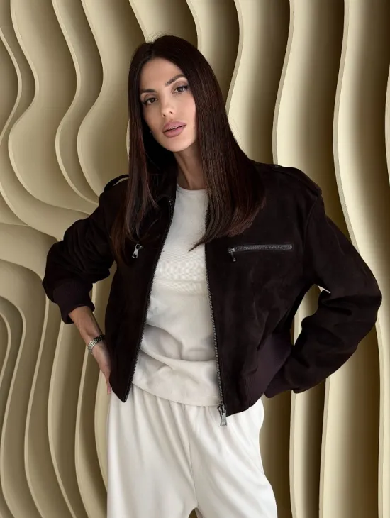 Короткий бомбер из натуральной замши на молнии с трикотажными манжетами - фото 0