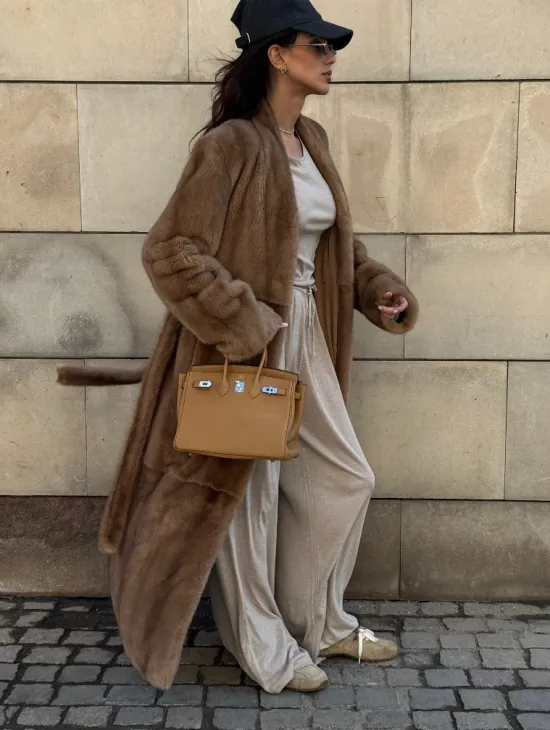 Длинная норковая шуба в цвете пастель с V-образным воротником - фото 3