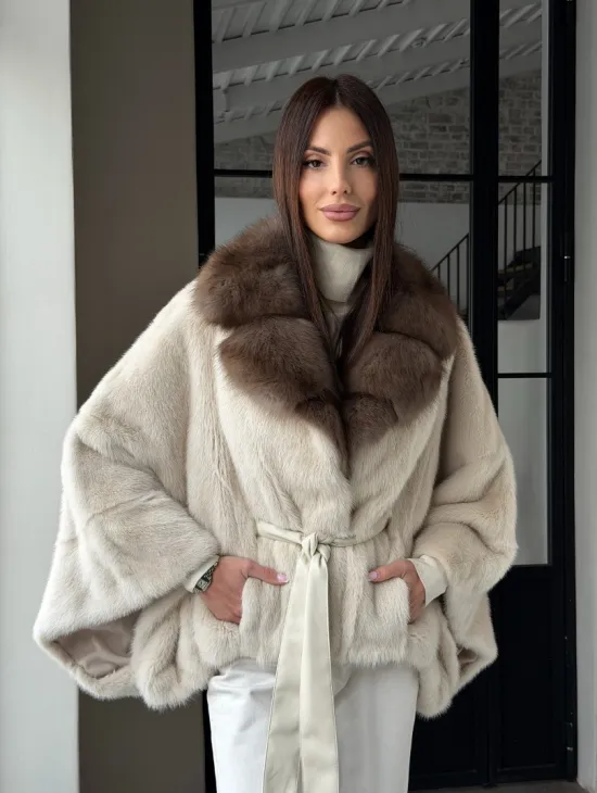 Светлое норковое пончо с воротником из куницы - фото 22