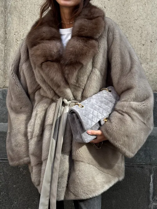 Полушубок норковый с воротником из куницы - в стиле оверсайз - фото 4