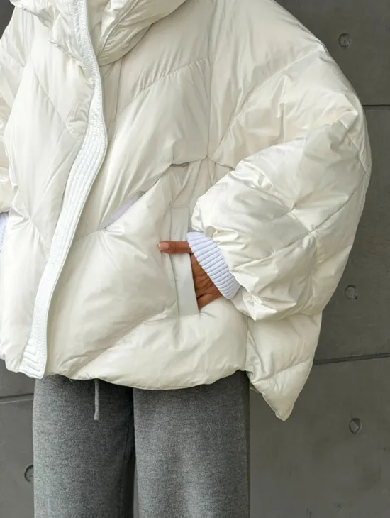 Белый зимний пуховик с мехом - фото 4