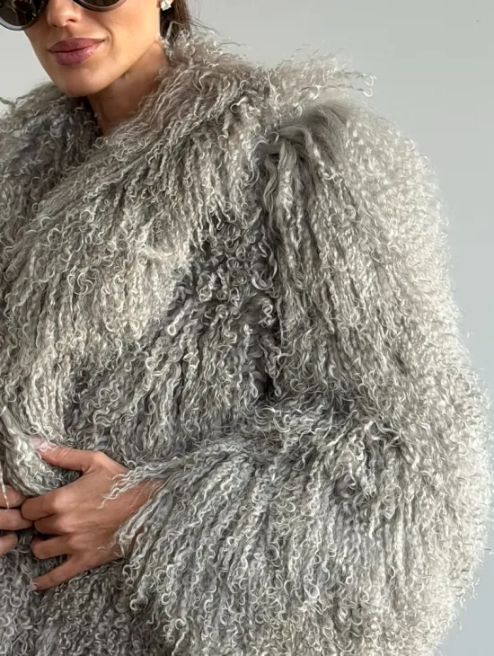 Серая шуба из ламы - фото 1