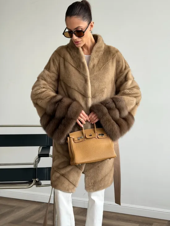 Бежевая норковая шуба с отделкой на рукавах из куницы - фото 3
