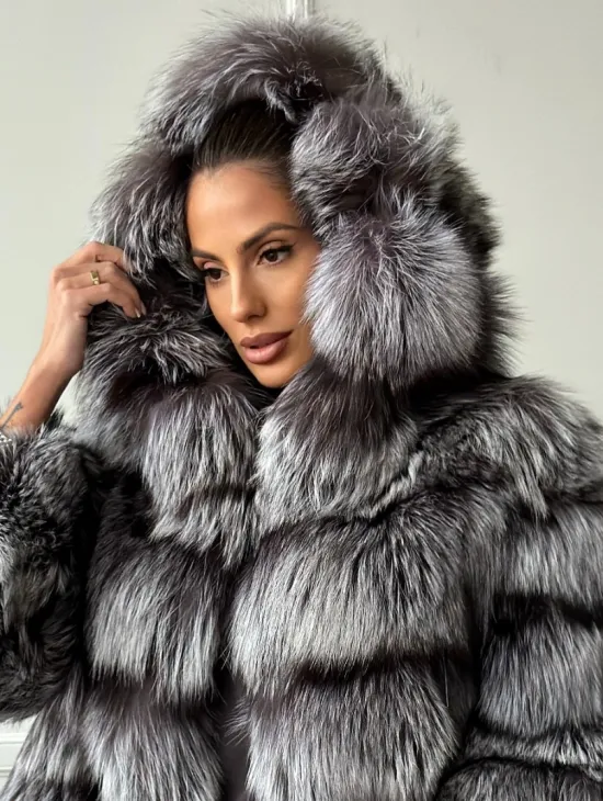 Шуба из меха чернобурки с капюшоном - серая - фото 0