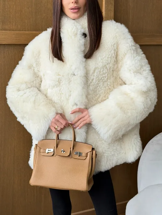 Светлая женская двухсторонняя дубленка - фото 4