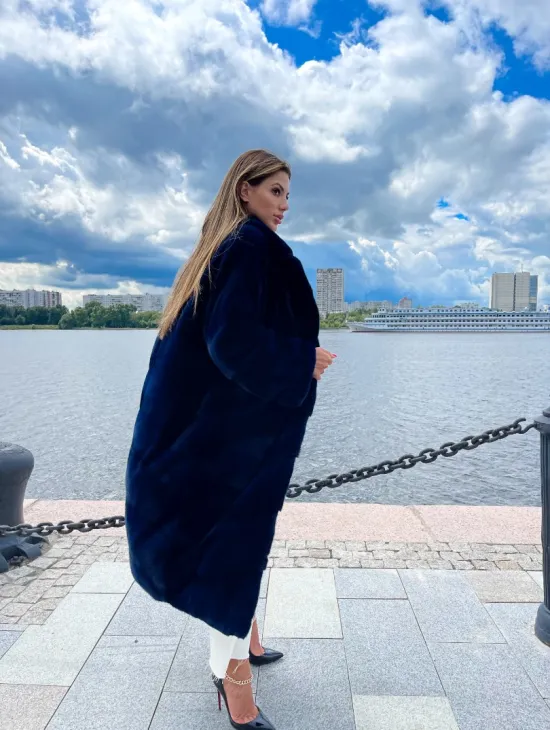 Шуба из плюшевой норки в цвете индиго - фото 6