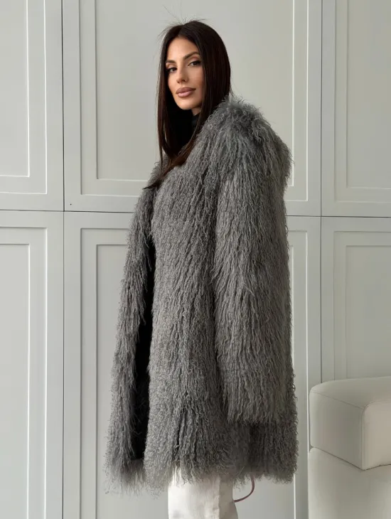 Удлиненная серая шуба из ламы - фото 11