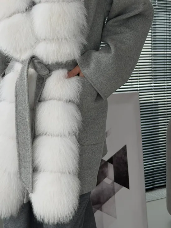 Серое пальто с меховым воротником - фото 3