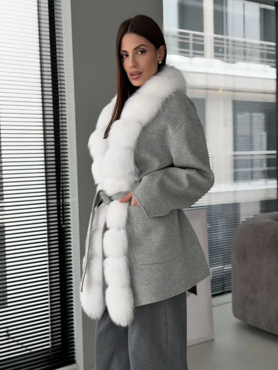 Серое пальто с меховым воротником - фото 11