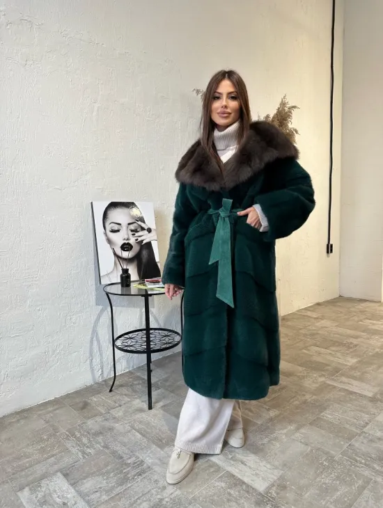 Шуба из плюшевой норки с капюшоном из меха куницы в цвете темный изумруд - фото 1