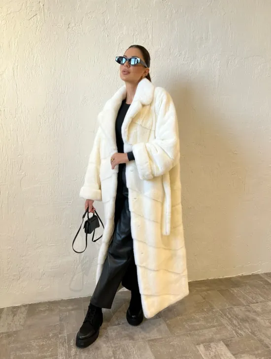 Белая шуба из плюшевой норки с английским воротником - фото 6