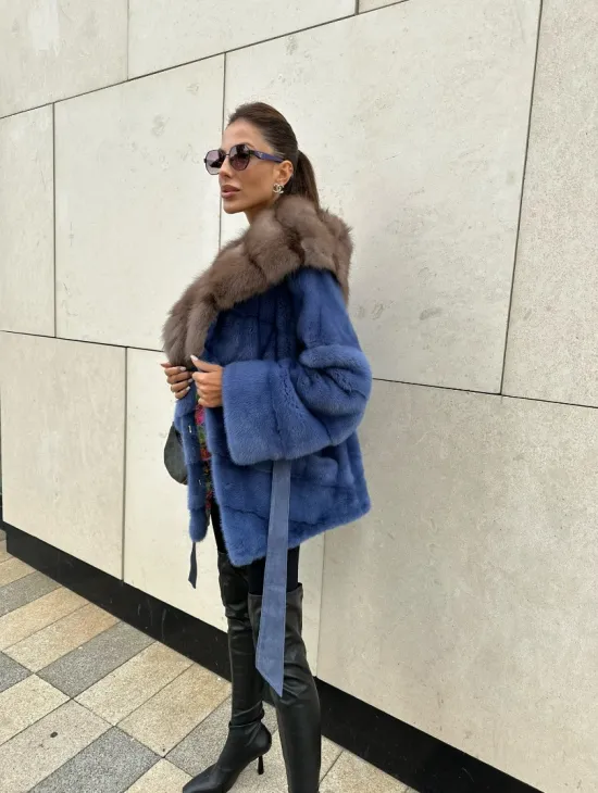 Норковое манто с капюшоном из куницы - цвет васильковый - фото 6