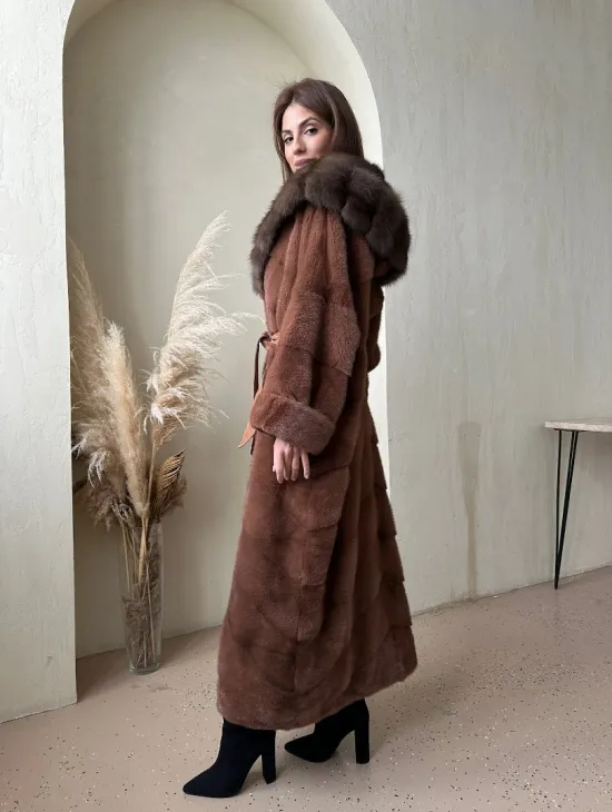 Шуба из аукционной норки с капюшоном из куницы - цвет терракотовый - фото 6